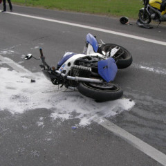 Dopravná nehoda motocykla a osobného auta na diaľničnom nadjazde pri Kútoch