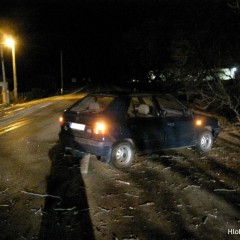 Pri Trakoviciach narazilo auto do stromu