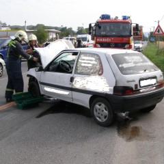 Pri benzínke za Hlohovcom sa zrazili dve autá