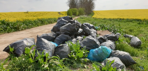 Nález 40 vriec odpadu pri obci Brestovany